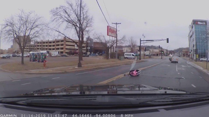 Una niña se cae del coche en marcha en plena calle: la importancia ...
