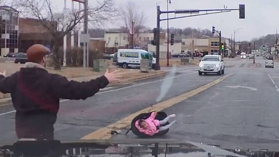 Vídeo: Un bebé de dos años se cae de un coche en marcha ...