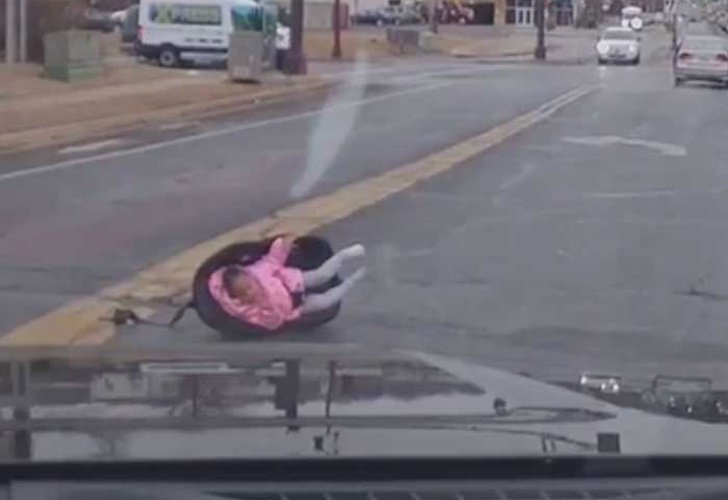 Bebé cae de un vehículo en movimiento y su mamá continúa conduciendo