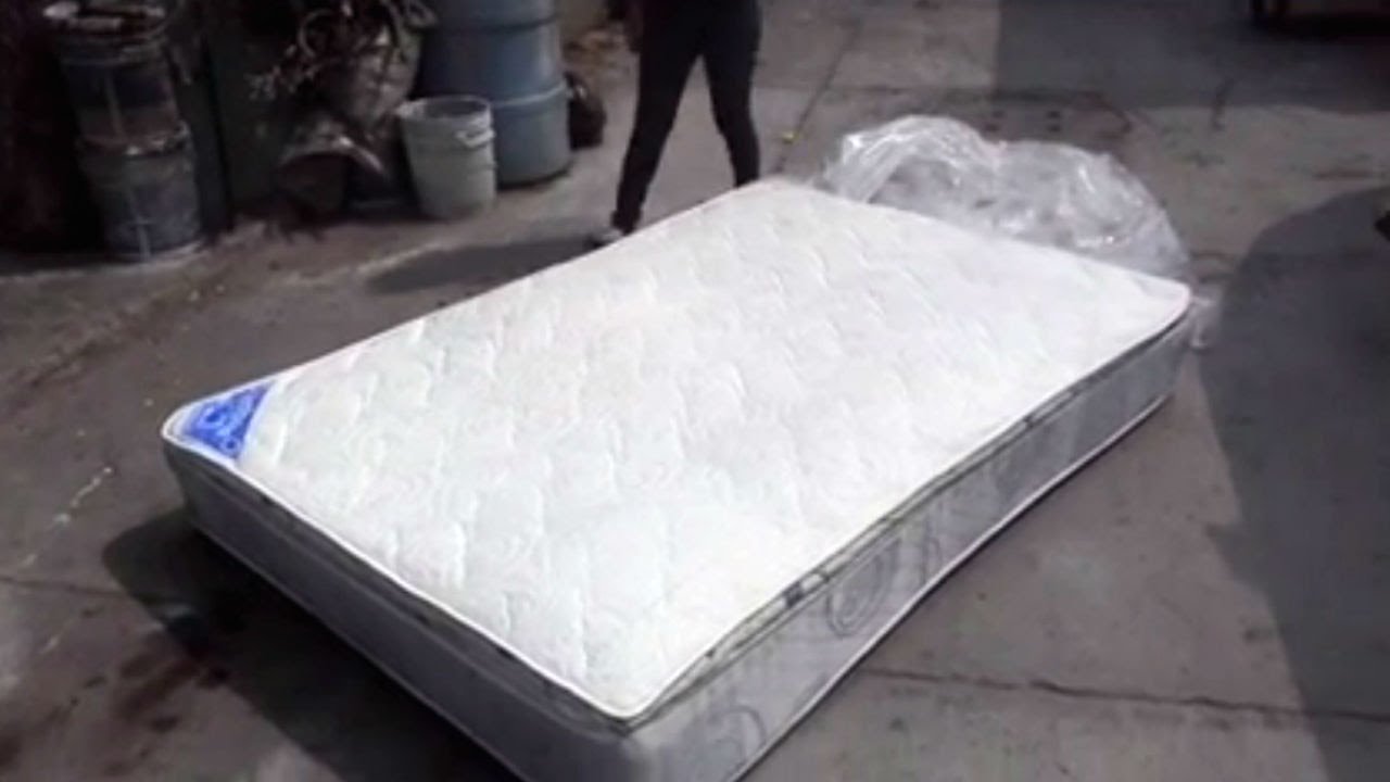 Compran colchón en la calle y traía sorpresa adentro - YouTube