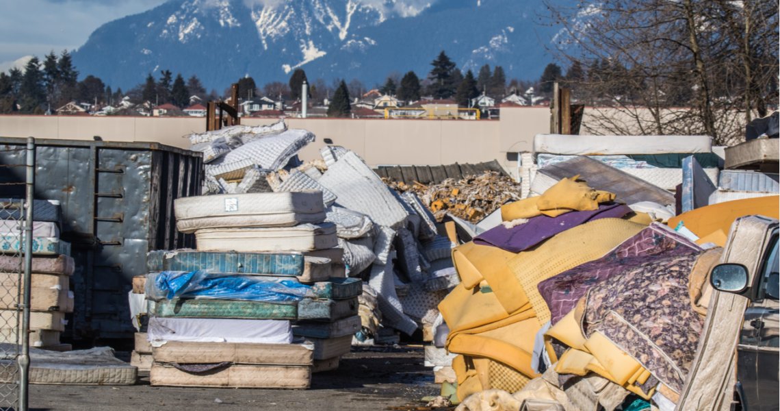 El reciclaje de colchones se echa la siesta