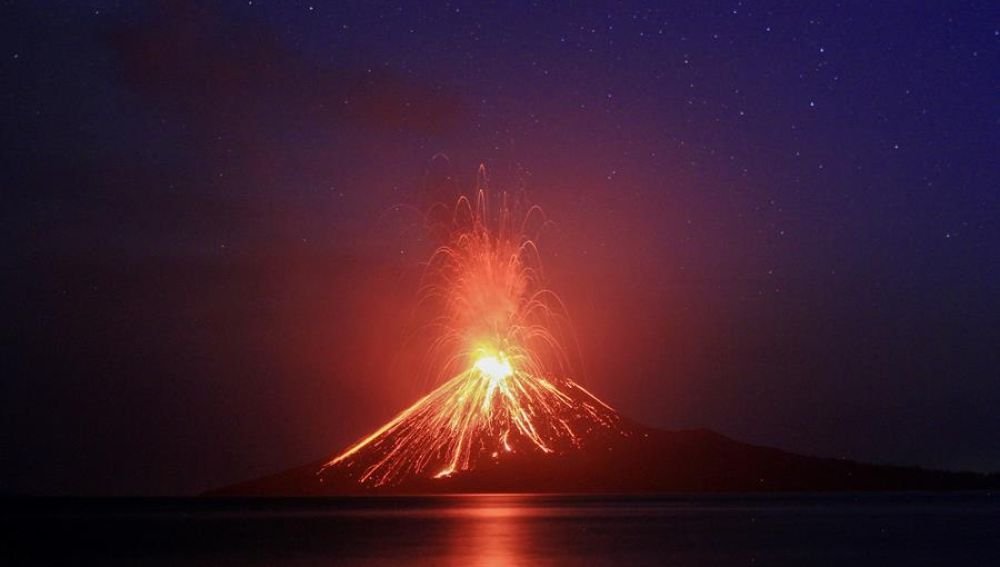 Nubes de ceniza, humo y magma: el volcán Anak Krakatoa entra en ...