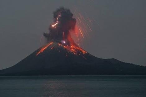 El volcán Anak Krakatoa entró en erupción | Está en... | Página12