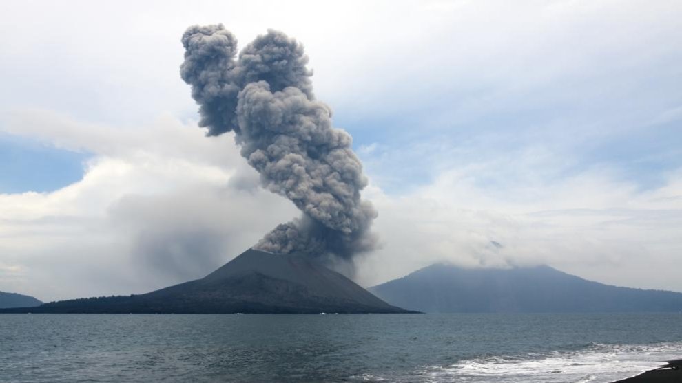 Volcán Anak Krakatoa de Indonesia entró en erupción