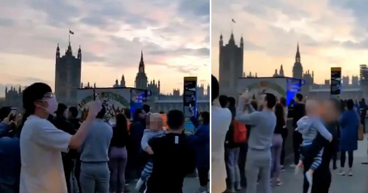 2 54.jpg?resize=1200,630 - People In London Ignored Social Distancing Rules As They Gathered On Westminster Bridge To ‘Clap For Carers’