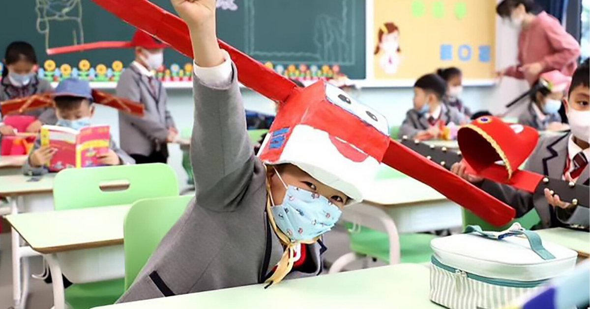 2.jpeg?resize=1200,630 - En China Los Niños Usarán Sombreros "Caseros" De 1 Metro Para Mantener La Distancia Social En Las Escuelas