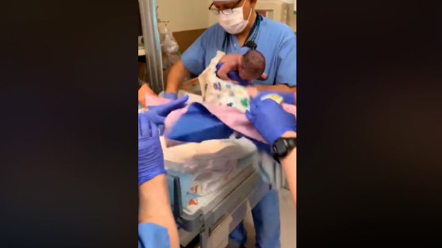 Bebé se cae de manos del médico y sufre hemorragia cerebral (Video)