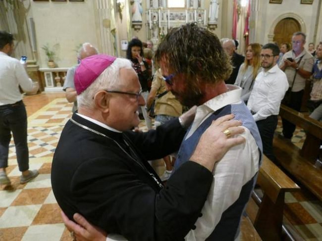 Dopo il suo matrimonio gay, prete torna a Verona e celebra messa