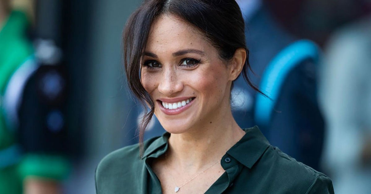 a source claimed meghan markle and buckingham palace staff had a clash of cultures because of her showbiz history.jpg?resize=412,275 - A Source Claimed Meghan Markle And Buckingham Palace Staff Had A 'Clash Of Cultures'