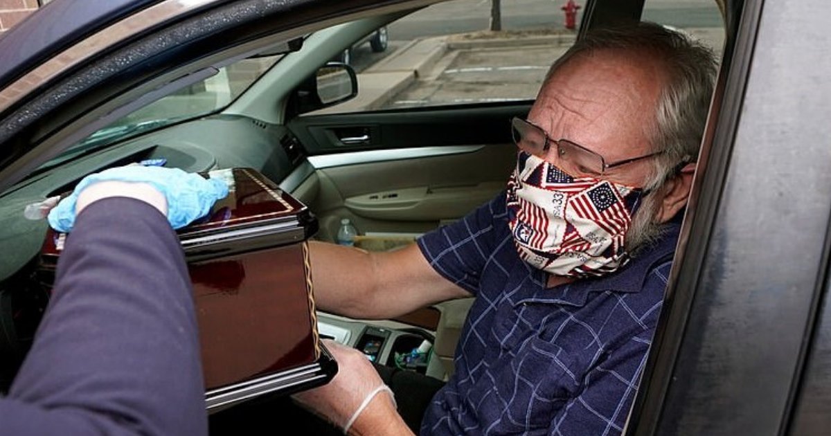 ashes5.png?resize=412,232 - Heart-Wrenching Moment Elderly Man Picks Up Late Wife’s Ashes Through His Car Window