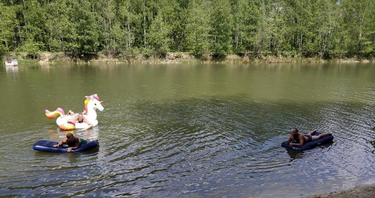 baignade.jpeg?resize=1200,630 - Confinement: Trois Parisiens se baignent avec une licorne gonflable dans un étang, ils écopent d'une amende