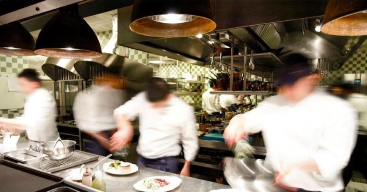 chef reduce stress 1280x720 e1587413147994.jpg?resize=1200,630 - Restaurants en "danger de mort" : 17 grands chefs cuisiniers interpellent Emmanuel Macron