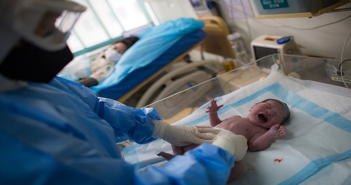 coronavirus bebe.jpg?resize=412,232 - Contamination: dix nouveau-nés ont été testés positifs au coronavirus dans une maternité