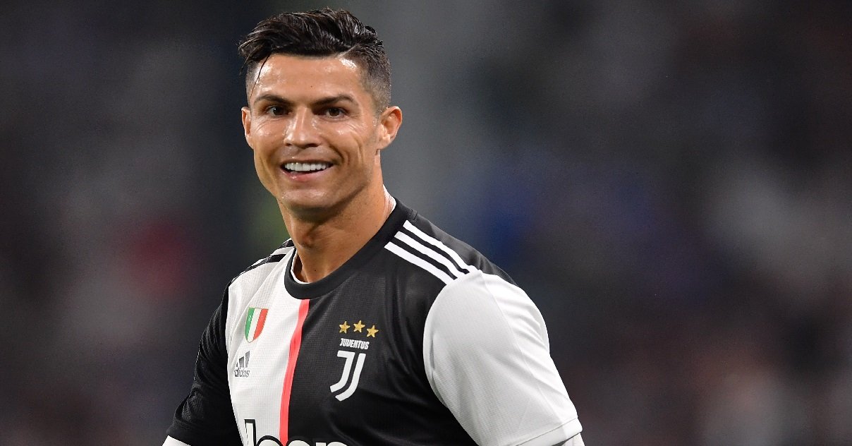 cr7.jpg?resize=412,275 - Confinement: Son fils lui a demandé d'avoir la coupe de Cristiano Ronaldo, le résultat n'a rien à voir !