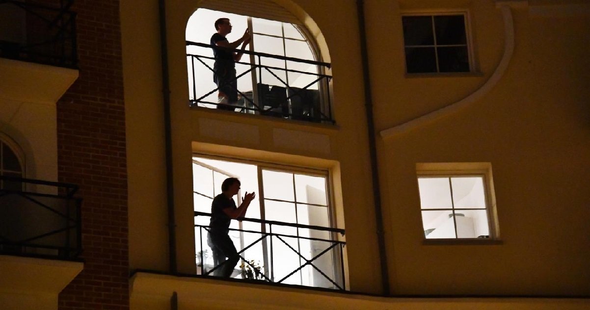 douane.jpg?resize=412,275 - Pourquoi, pendant les applaudissements aux soignants, un homme a tiré en l'air avec une arme ?