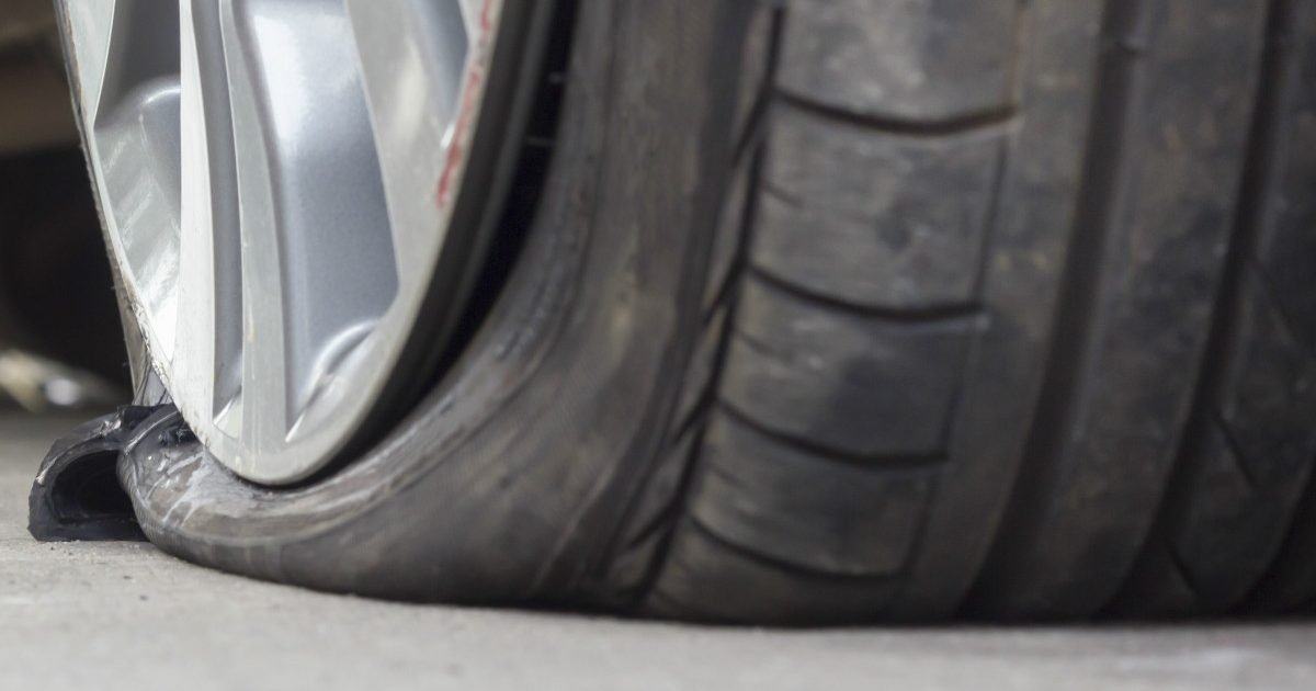 flat tire highres e1585679919620.jpg?resize=412,275 - Une femme suspectée d'avoir vandalisé des véhicules de soignants se fait interpeller