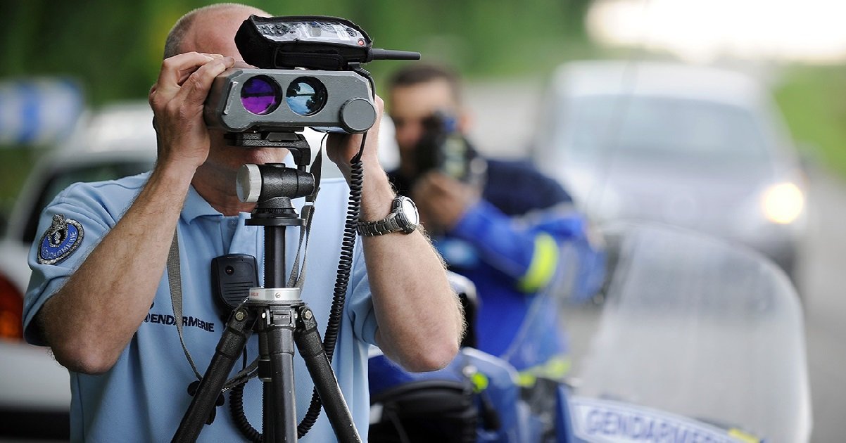 gendarmerie.jpg?resize=412,275 - Carton Rouge: un chauffard a été interpellé à 150 km/h, alcoolisé et sans permis avec ses enfants à bord !