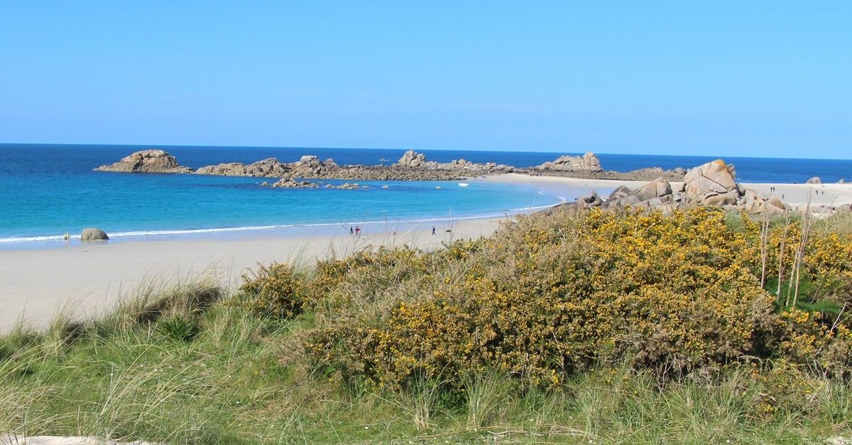 plage.jpg?resize=412,275 - Insolite: dans le Finistère, un homme a été contrôlé alors qu'il se baignait nu après son footing