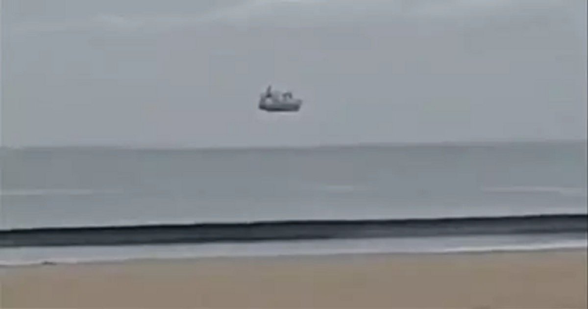 s3 10.jpg?resize=1200,630 - Beachgoer Captured Perfect Optical Illusion Of Ship Appearing To Hover Above Water