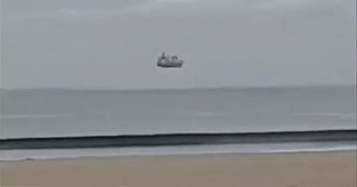 s3 10.jpg?resize=412,275 - Beachgoer Captured Perfect Optical Illusion Of Ship Appearing To Hover Above Water