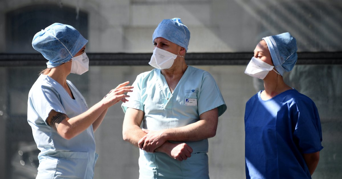 soignant.png?resize=1200,630 - Coronavirus : Une aide-soignante dans le Nord a été mise à pied devant ses collègues pour avoir réclamé du matériel médical