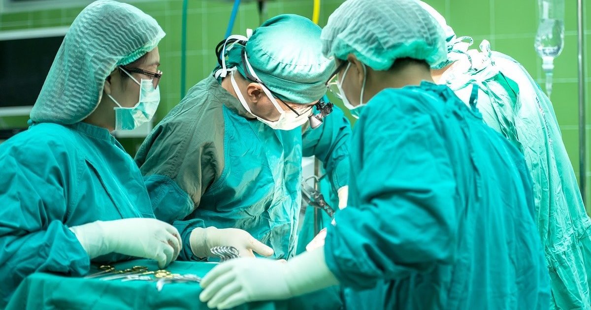 surgery 1822458 1280 e1585849925567.jpg?resize=412,275 - Coronavirus: des soignants se font escorter par des agents de sécurité suite à des agressions dans un hôpital parisien