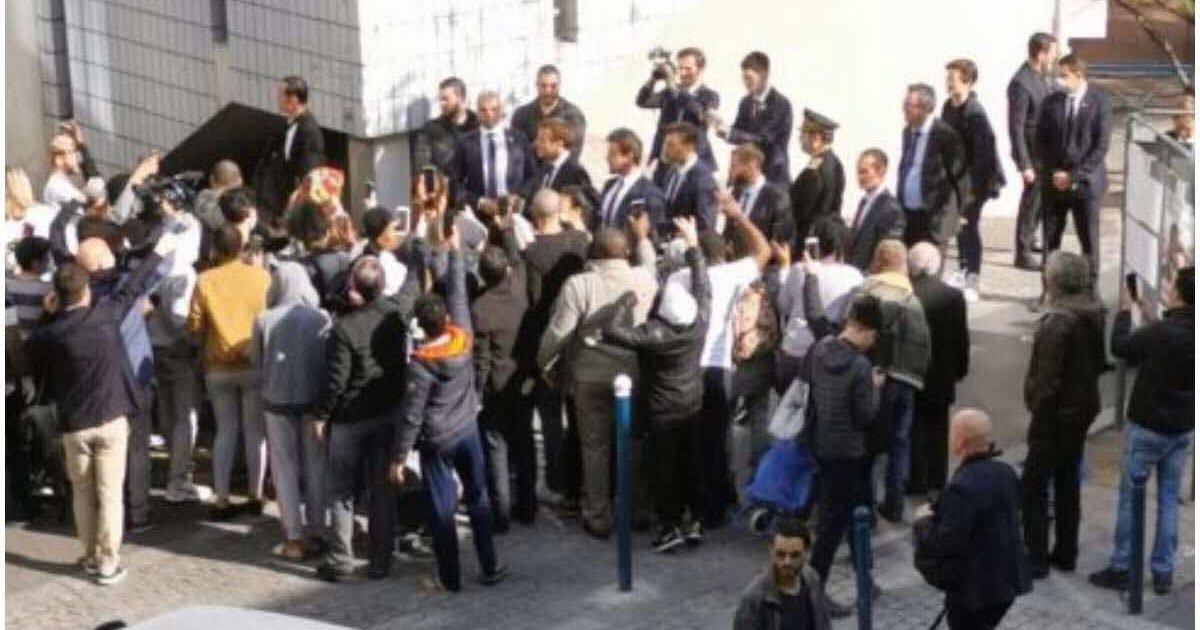 video le bain de foule de macron qui passe mal en plein confinement 1586341616 e1586402782803.jpg?resize=1200,630 - Covid-19 : Ce bain de foule d'Emmanuel Macron qui fait polémique