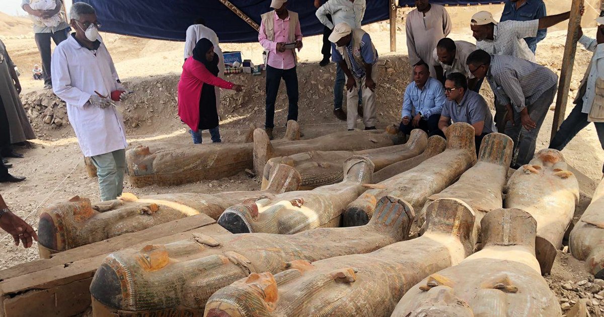 1 38.jpg?resize=1200,630 - Arqueólogos Descubren 20 Impresionantes Sarcófagos De Momias En Egipto