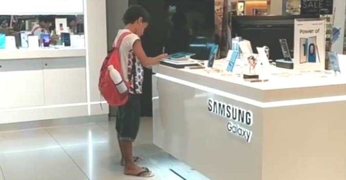 La emotiva imagen de un niño usando una tableta en una tienda para ...