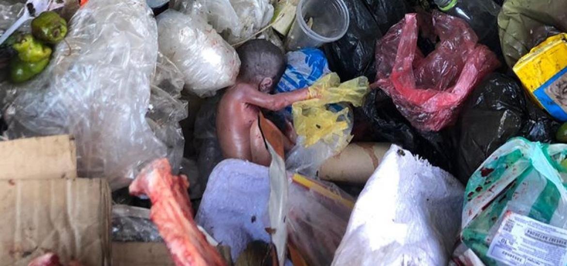 Botan un a bebé muerto en contenedor de basura. - El Estado Digital