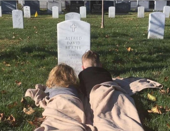 Emocionante. La foto de dos niños junto a una lápida que hace ...