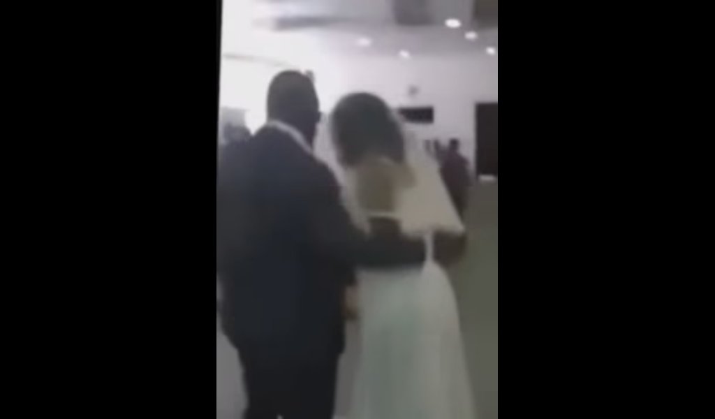 Acude a la boda de su amante vestida igual que la novia (VIDEO) -