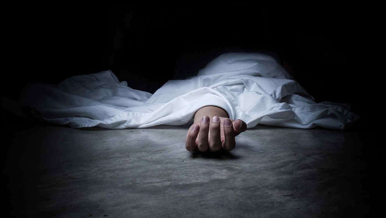 Un hombre durmió tres semanas con un cadáver debajo de su cama ...