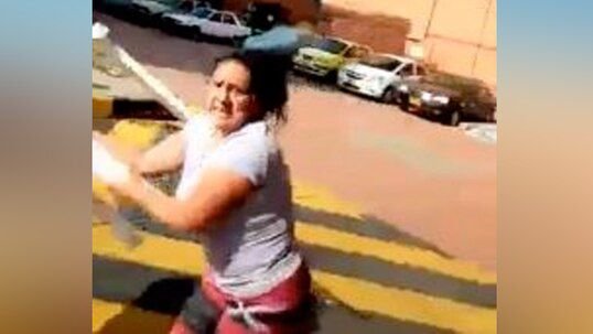 En el video se aprecia a la vecina de una calle residencial atacar a puños y con la pata de una mesa. (Foto: Captura)