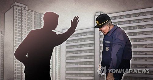 인터폰 안 받아”…경비원 폭행·갑질한 60대 입주민 실형