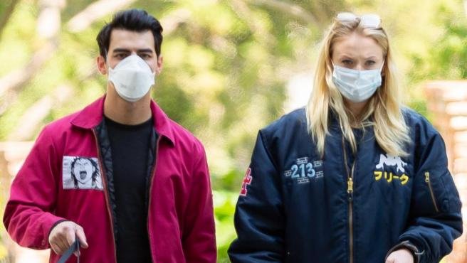 Sophie Turner y Joe Jonas, paseando durante el confinamiento.