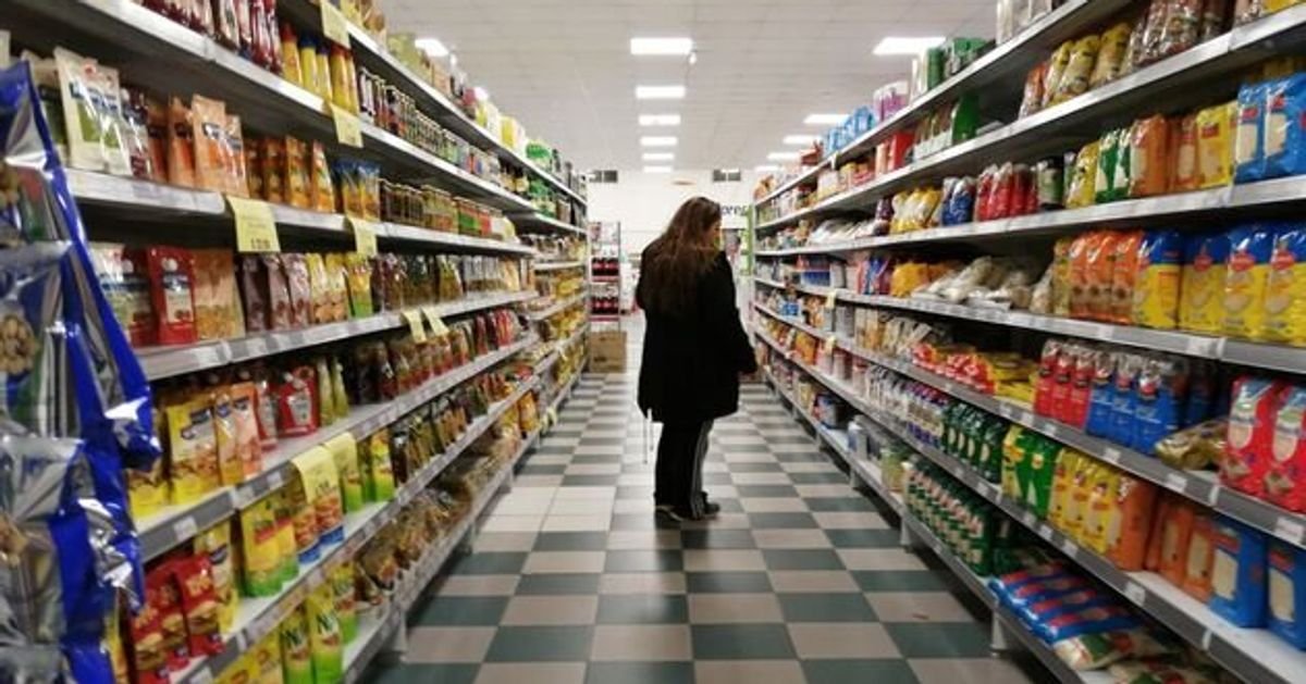 Una cadena de supermercados tira 31.000 euros en alimentos después ...
