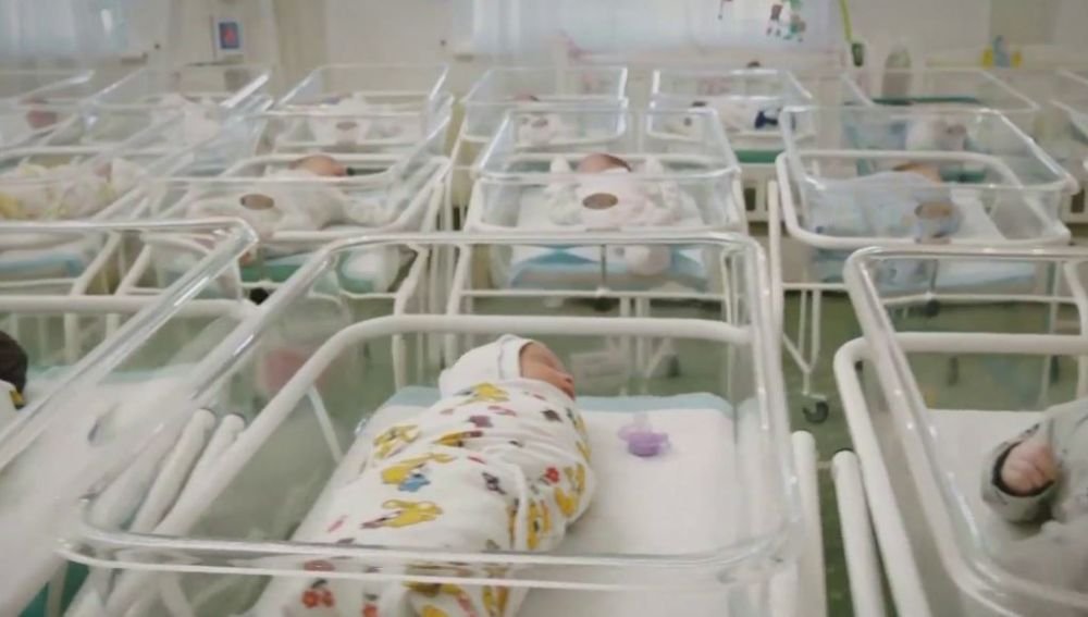 Bebés de gestación subrogada esperan en un hotel de Ucrania a que ...