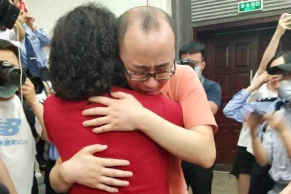 Mao Yin reunion: Missing Chinese man hugs his parents after 32 years.