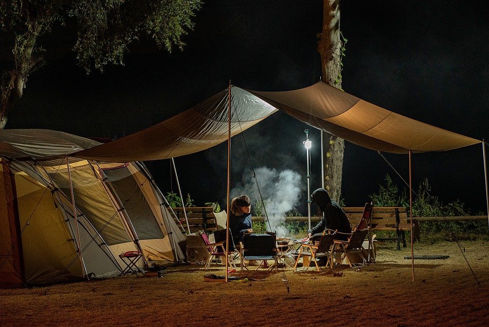 캠핑, 텐트, 친구, 자연, 캠프, 집 밖의, 경치, 휴양, 휴일, 사람들, 라이프 스타일, 여행