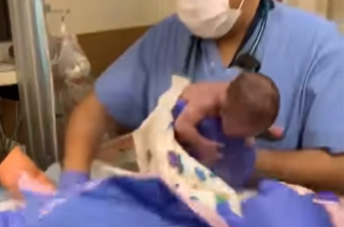 Monique entra en cólera al ver caer de cabeza a su bebé recién nacida