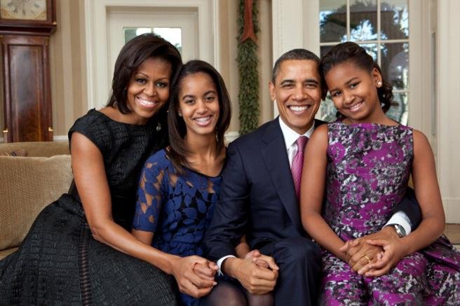 Michelle Obama dice que sus hijas crecieron en un mundo alocado y ...