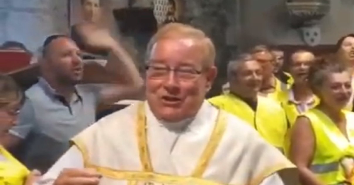 abbe.jpg?resize=1200,630 - Gilets Jaunes: L'abbé Francis Michel a été renvoyé par l'église pour avoir célébré une messe "anti-Macron"