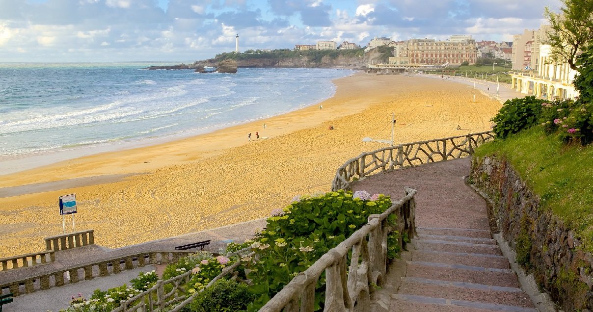 biarritz.jpg?resize=412,275 - Biarritz: une femme de 83 ans part faire ses courses et découvre toutes ses affaires sur le palier à son retour !