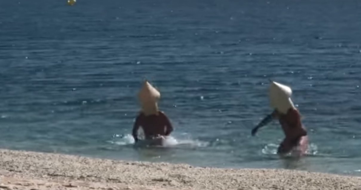 bouee.png?resize=412,232 - Insolite: deux hommes se sont déguisés en bouée pour pouvoir se baigner tranquillement
