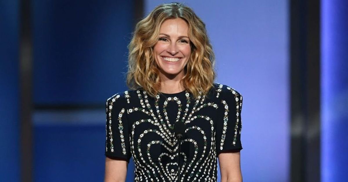 ec8db8eb84ac 16.jpg?resize=1200,630 - Julia Roberts Dons Met Gala Dress In Her Quarantine, While She Might Have Been Cast as Harriet Tubman According To Revelations