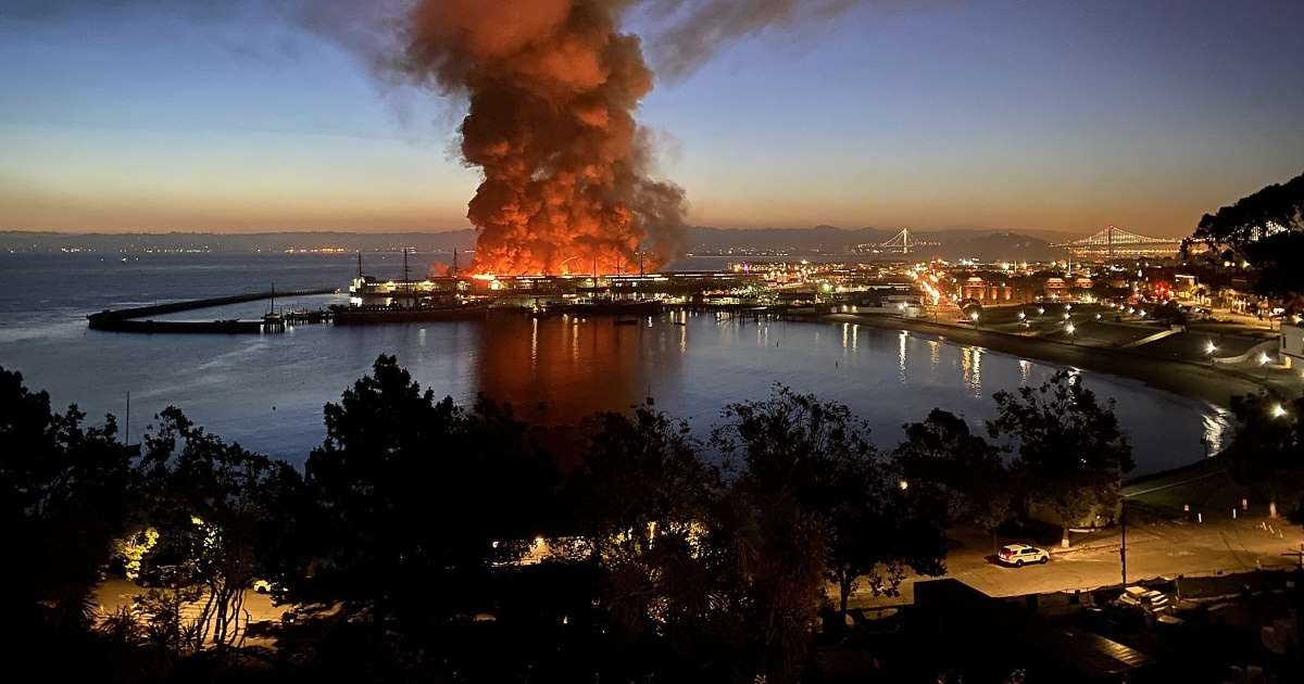 ec8db8eb84ac 3 12.jpg?resize=1200,630 - Fire At San Francisco Destroys Pier 45 Overnight