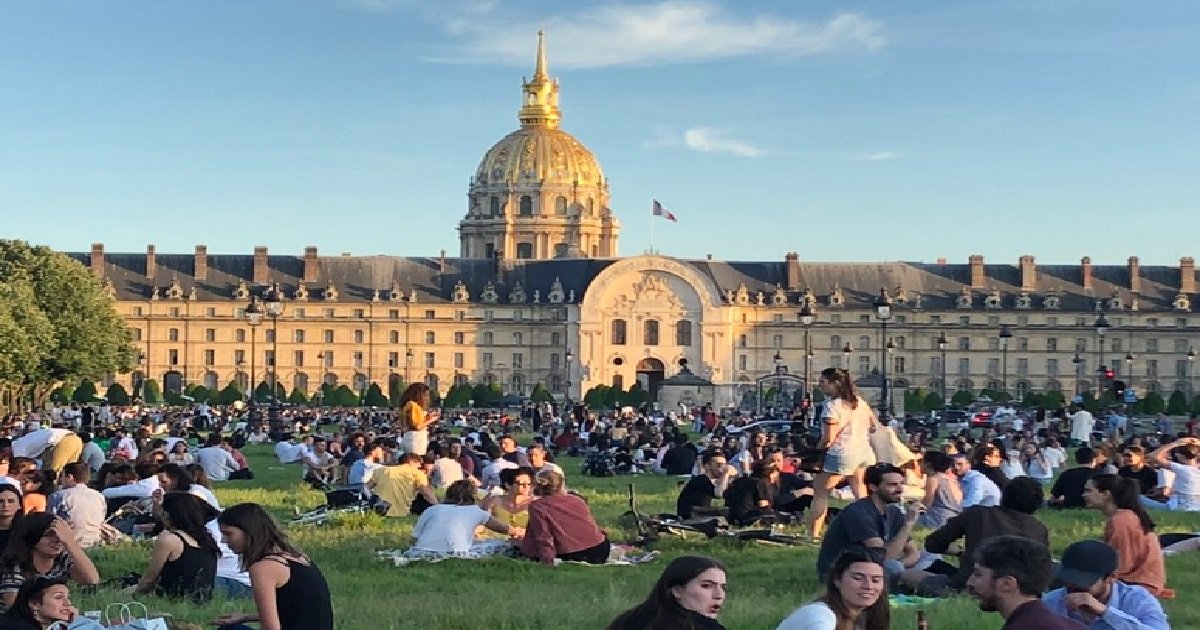 invalides.jpeg?resize=412,275 - Paris: ce mercredi soir l'esplanade des Invalides était bondée