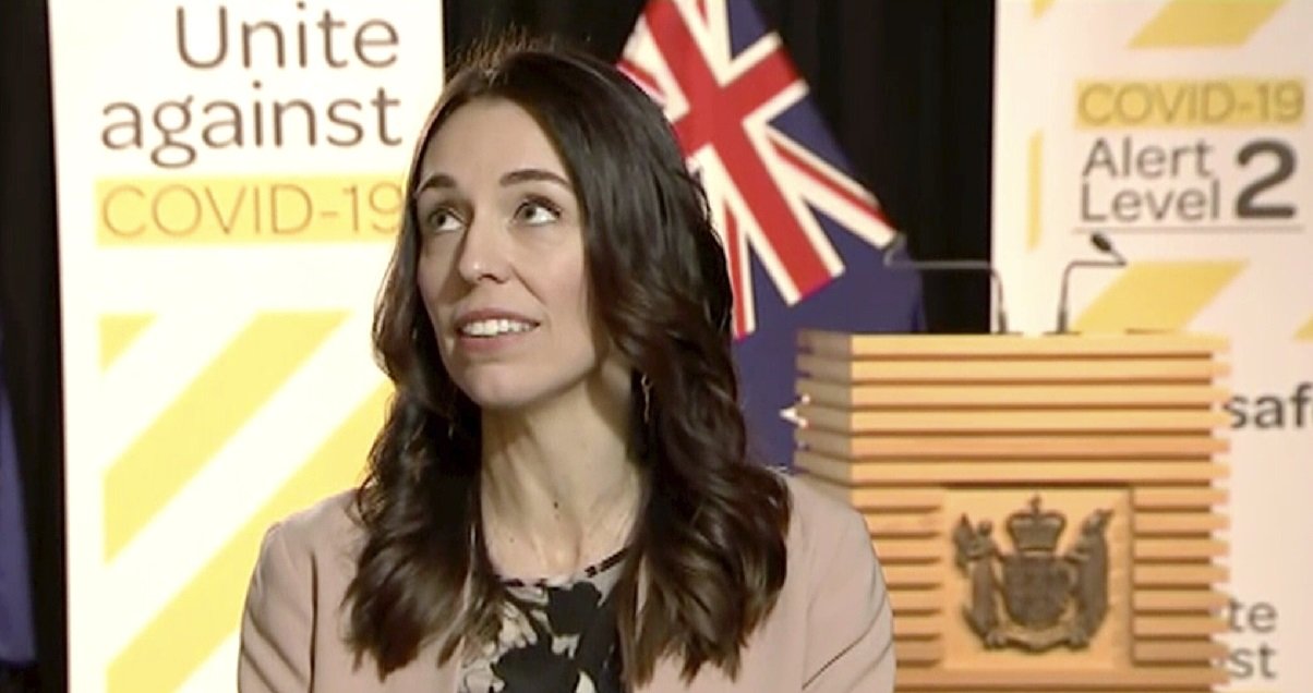 jacinda ardern.jpg?resize=1200,630 - En plein direct, la Première ministre néo-zélandaise est restée de marbre pendant un tremblement de terre