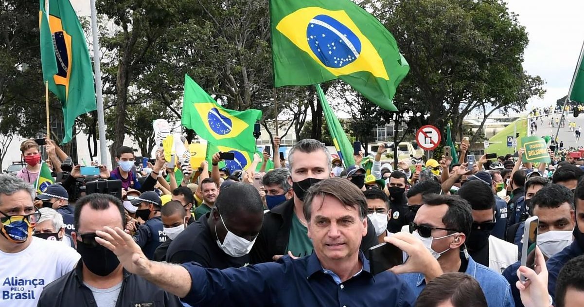 la voix du nord 14 e1590406794992.jpg?resize=1200,630 - Brésil : Le président Bolsonaro s'offre un bain de foule en pleine pandémie de Covid-19